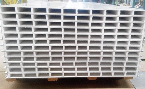 巖棉夾芯板：高效保溫，節(jié)能減排的理想選擇